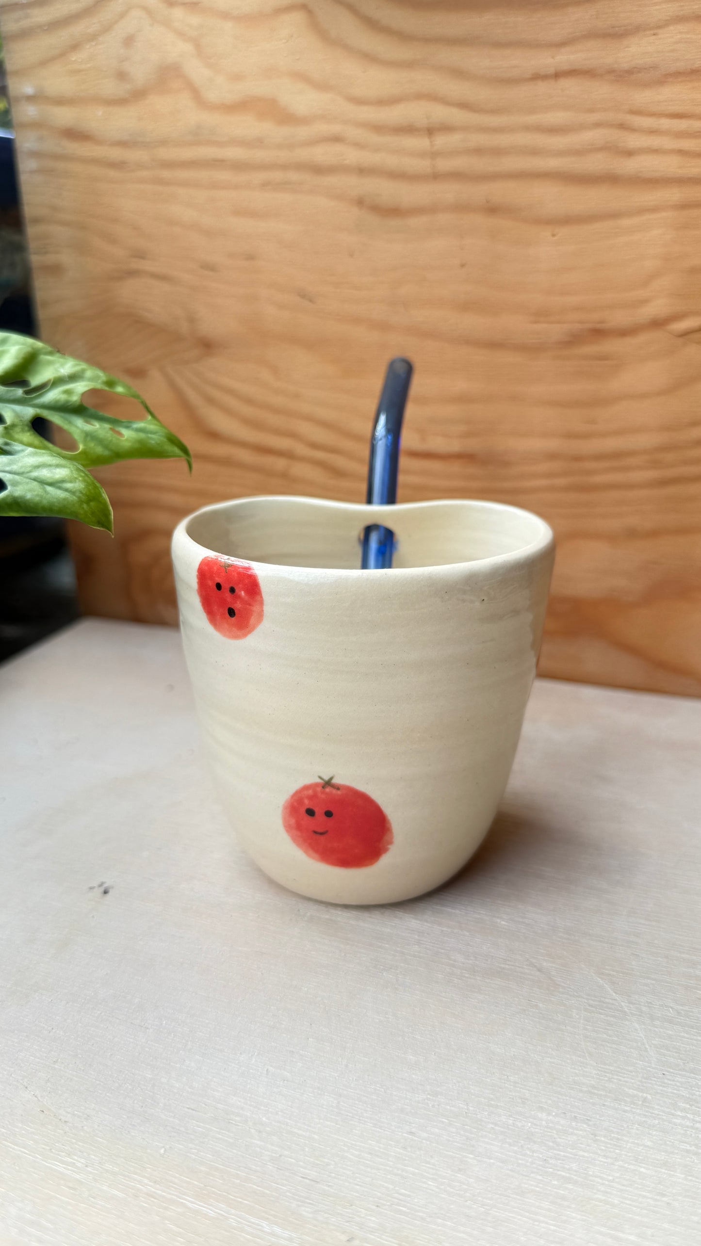 Tomato (cup w/ straw)